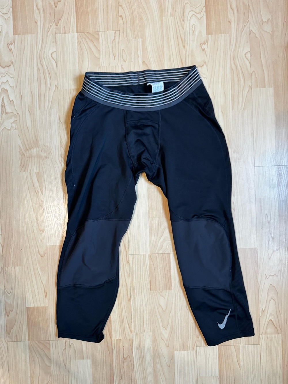 Nike Black Cropped Athletic Leggings - 3/4 Compression